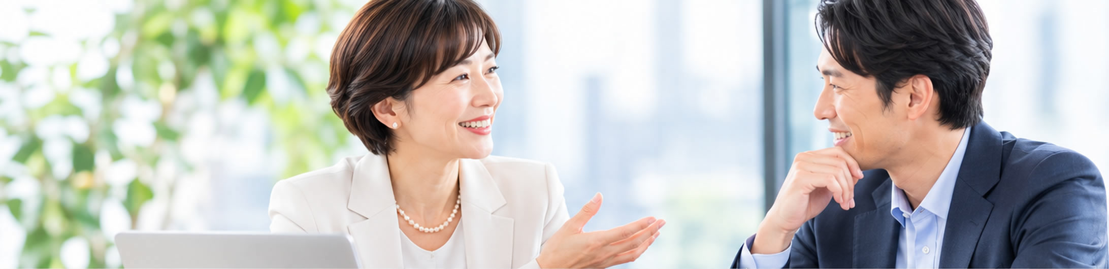 職場で対話する男女